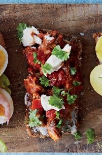 Smoked mackerel open sandwiches with tomato sauce (Makrelsalatmad smørrebrød)