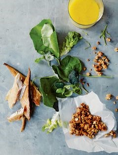Smoked mackerel salad with dukkah-spiced oaty sprinkles *healthy*
