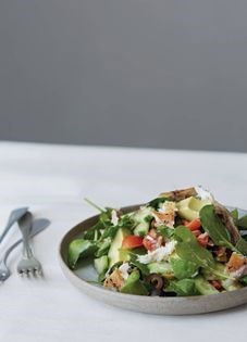 Smoked mackerel salad with rye bread croutons (Salat med røget makrel og rugbrødscroutoner)