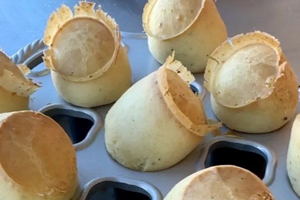 Smoked mozzarella pāo de queijo