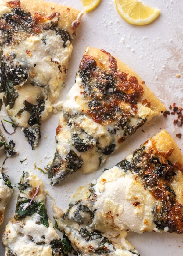 Smoked mozzarella spinach pizza