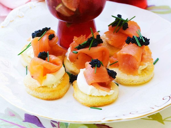 Smoked salmon & caviar bites