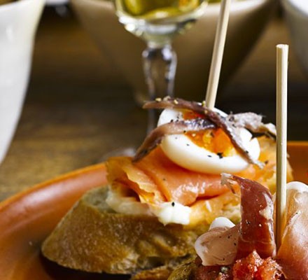 Smoked salmon & quail's egg