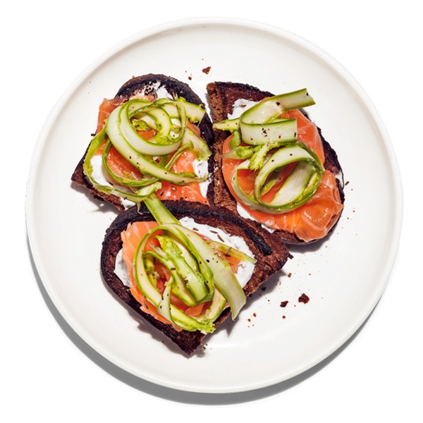 Smoked salmon and asparagus toasts