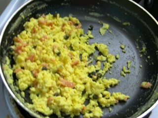 Smoked salmon and capers scramble