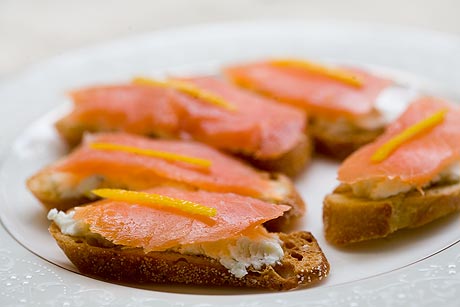 Smoked salmon and goat cheese toasts