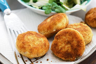 Smoked salmon and potato cakes with fennel salad