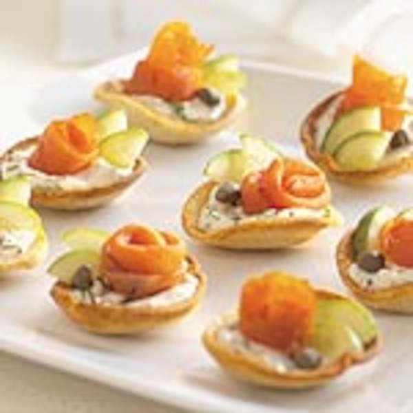 Smoked salmon bites with dill caper cream