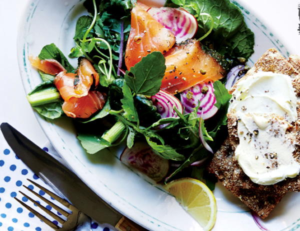 Smoked salmon breakfast salad with crispbread