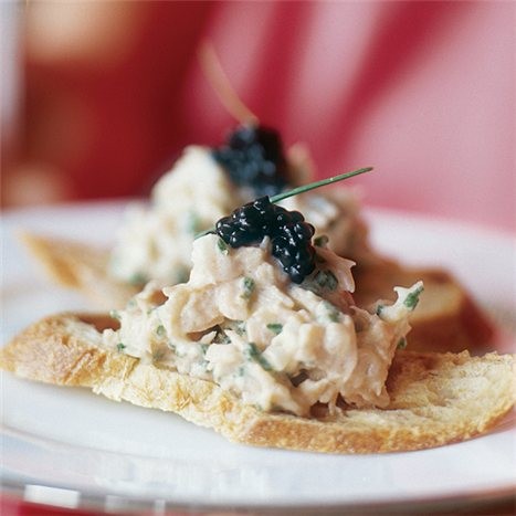 Smoked salmon canapés with caviar