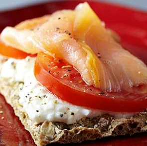 Smoked salmon cracker