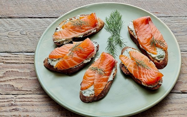 Smoked salmon crostini