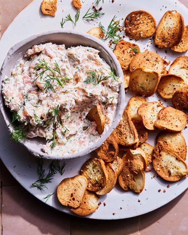 Smoked salmon dip with bagel crisps
