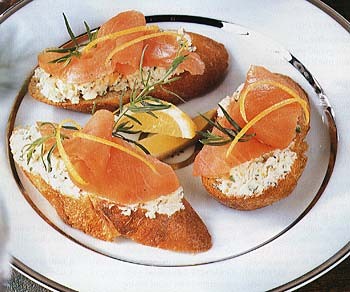 Smoked salmon, fennel and goat cheese toasts
