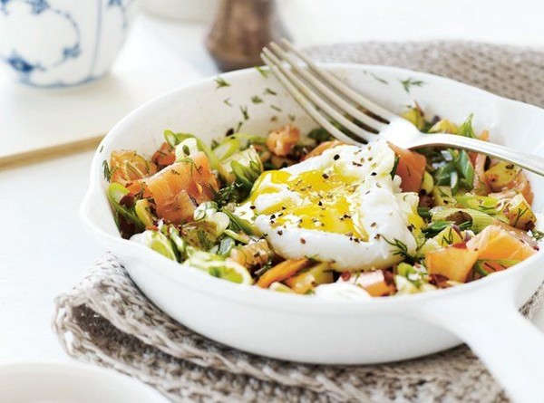 Smoked salmon hash with scallions, dill and eggs