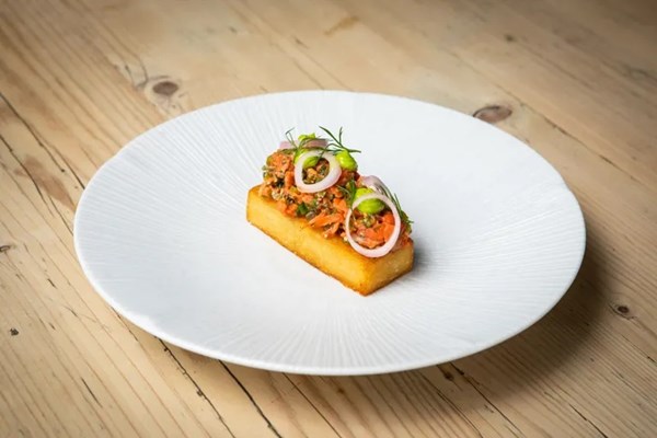 Smoked salmon tartare with potato rosti, pickled shallot and dill emulsion 