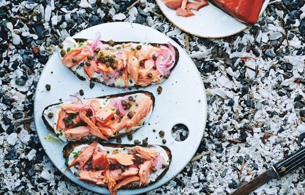 Smoked salmon tartines with fried capers