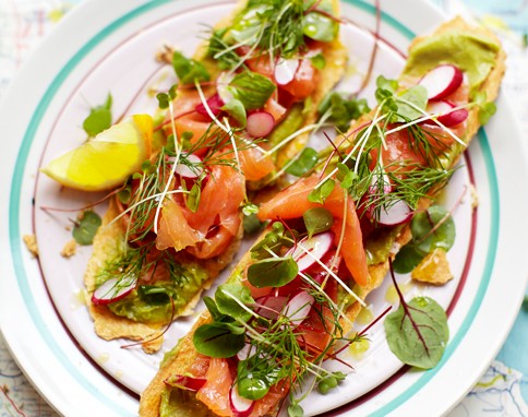 Smoked salmon toasts