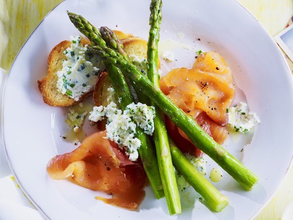 Smoked salmon with asparagus & herbed ricotta