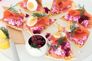 Smoked salmon with beetroot cottage cheese