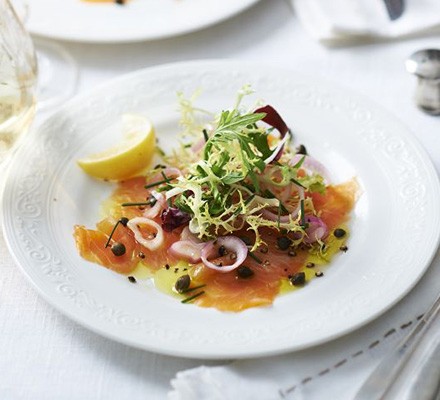 Smoked salmon with capers & pickled shallots
