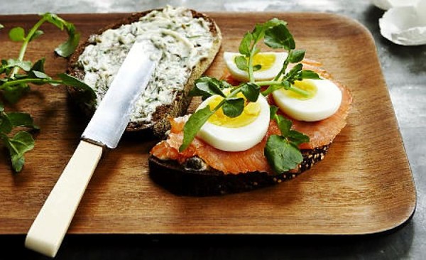 Smoked salmon with hard-boiled egg and garlic mayonnaise