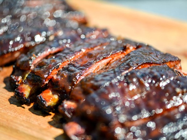 Smoky and spicy apricot-glazed barbecue ribs