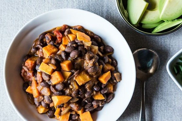 Smoky black bean and sweet potato chili