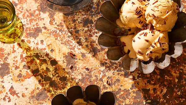 Smoky caramel ice-cream (Nieve de leche quemada)
