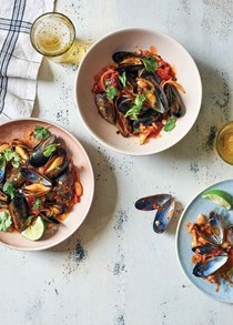 Smoky chilli & tomato mussels