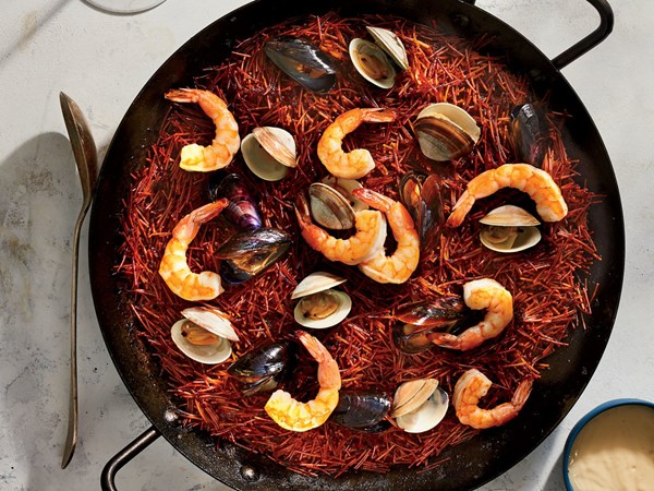 Smoky fideuà with shellfish and garlic aioli