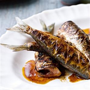 Smoky griddled sardines with sweet tomato chutney