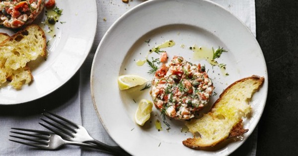 Smoky salmon tartare with lemon and capers
