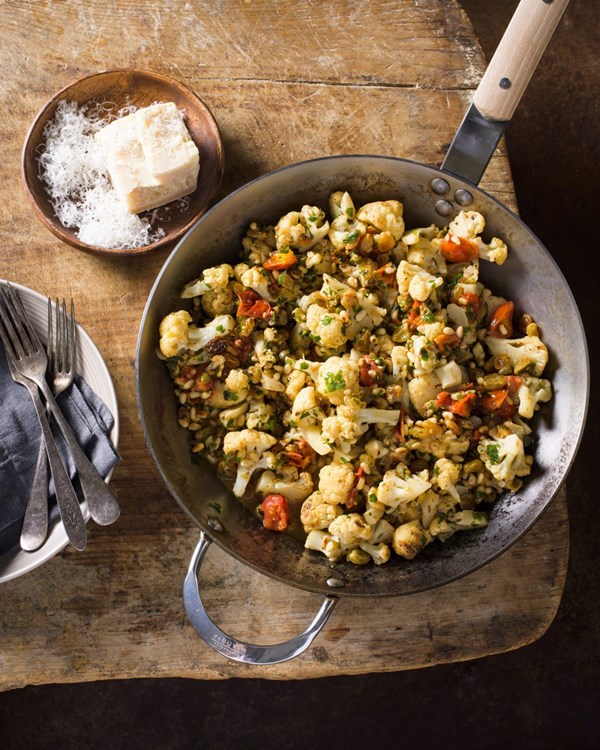 Smothered cauliflower with tomatoes, capers and raisins