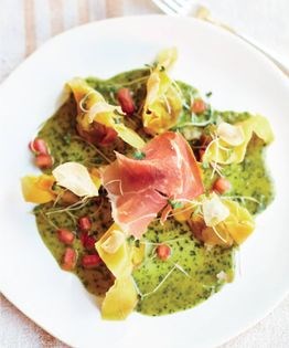 Snail ravioli with garlic butter sauce (Ravioles au beurre d'escargots)