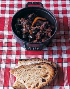 Snails cooked in wine and spices (Escargots à la Bordelaise)