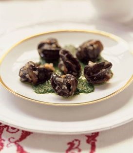 Snails on a green field of parsley (Escargots sur un champ vert)