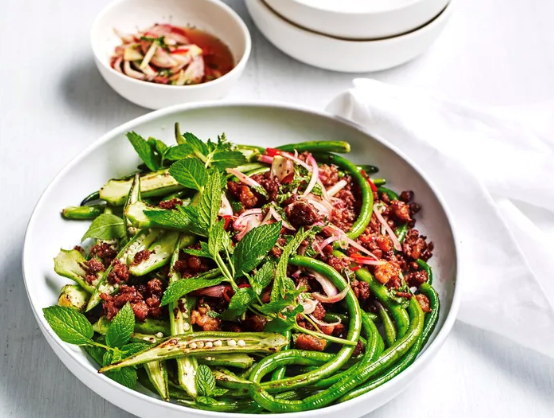 Snake beans and okra with crisp pork 