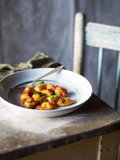 Snapper agnolotti with tomato and oregano sauce (Agnolotti de pesce)