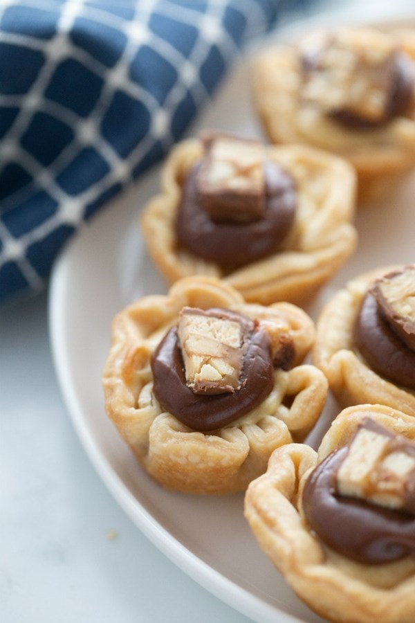 Snickers bar mini tarts