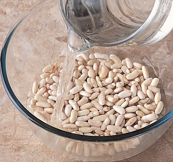 Soaking and cooking dried beans 