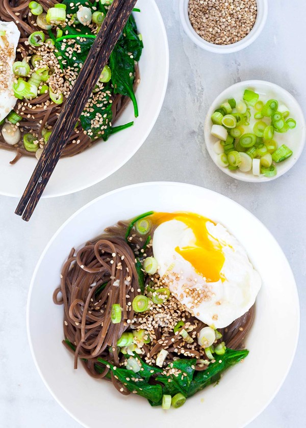 Soba noodle bowls with spinach and poached eggs