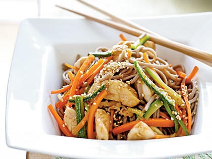Soba noodles with chicken and vegetables
