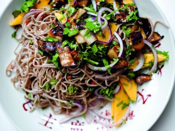 Soba noodles with eggplant and mango 