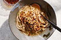Soba noodles with ginger broth and crunchy ginger