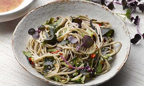 Soba noodles with wakame