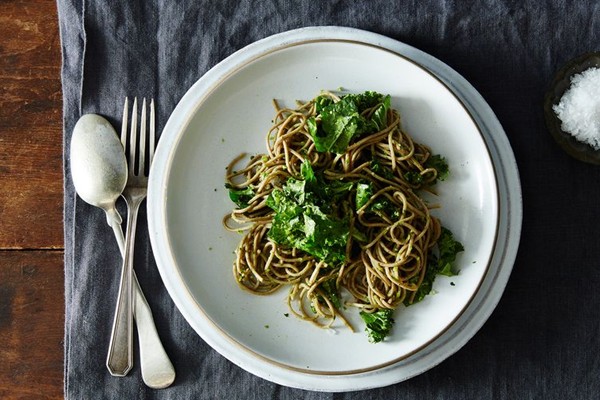 Soba with parsley-pea pesto and kale