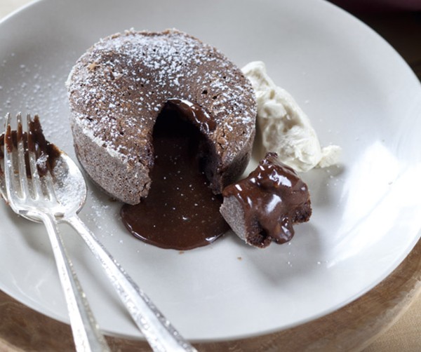 Soft-centred chocolate and truffle olive oil puddings (Morbidezza di cioccolata e tartufo con l'anima d'olio d'oliva)