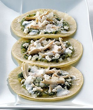 Soft fried tortillas with tomatillo salsa and chicken (Chalupas poblanas de pollo)