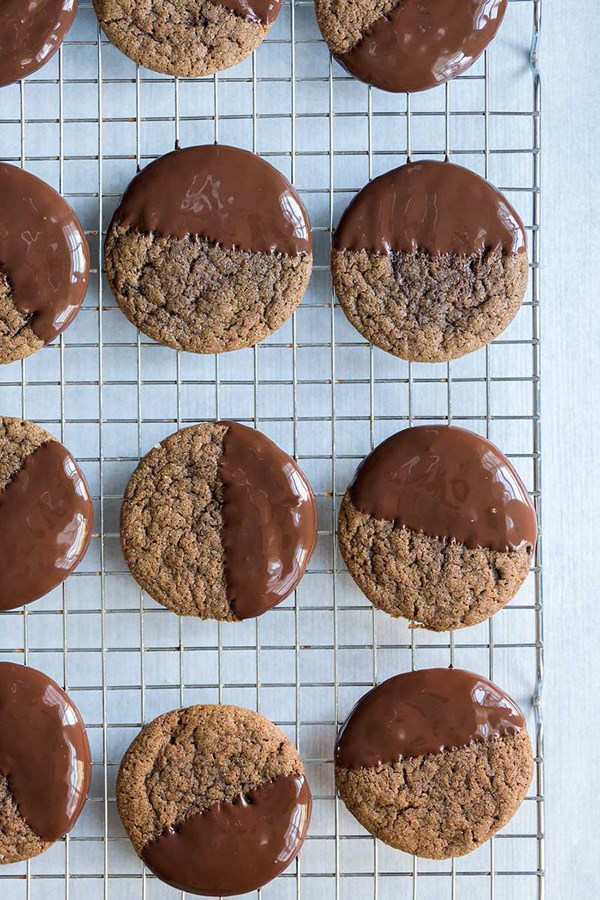 Soft gingerbread cookies with chocolate